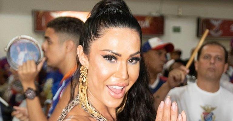 Com look ousado, Gracyanne Barbosa rebola corpão sarado em ensaio da União da Ilha