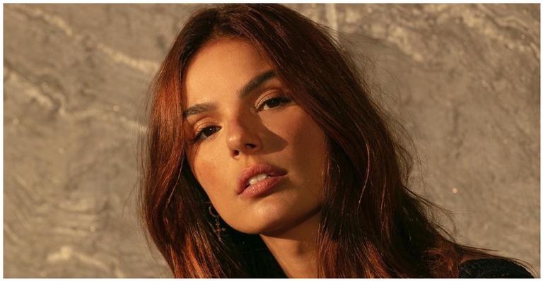 Isis Valverde mostra flexibilidade ao fazer ioga e impressiona fãs