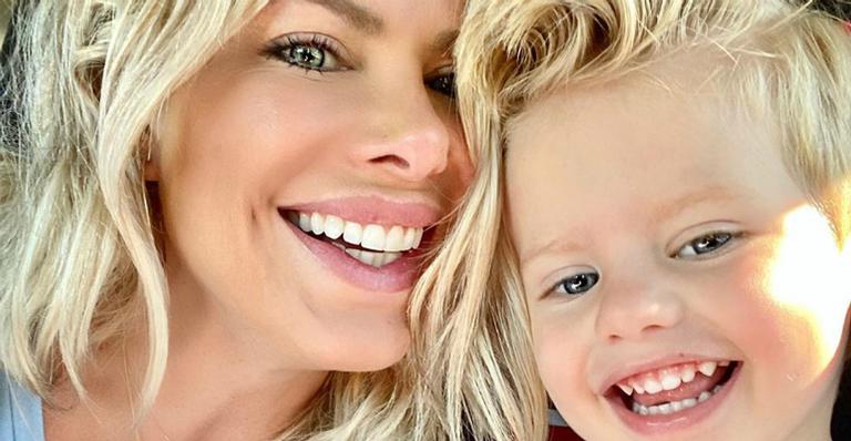 Karina Bacchi explode o fofurômetro ao exibir Enrico com pirulito gigante: ”Minha doçura”