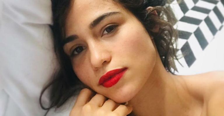 Nanda Costa entra no clima de TBT e publica foto da infância vestida como princesa