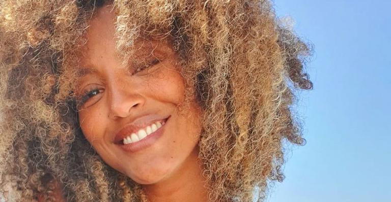 Sheron Menezzes compartilha cliques curtindo a praia em Galapagos e brinca: ”Juba de sal”