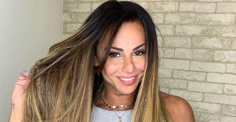 Viviane Araújo posa na academia, exibe corpão e recebe muitos elogios: ”Maravilhosa”