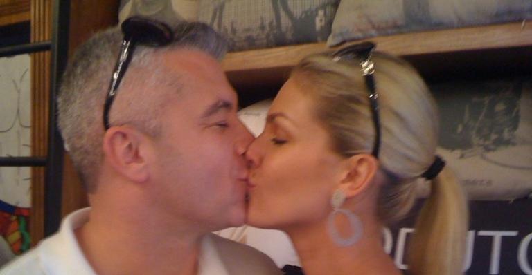 Alexandre Correa celebra 22 anos com a esposa, Ana Hickmann: ”Amo essa mulher”