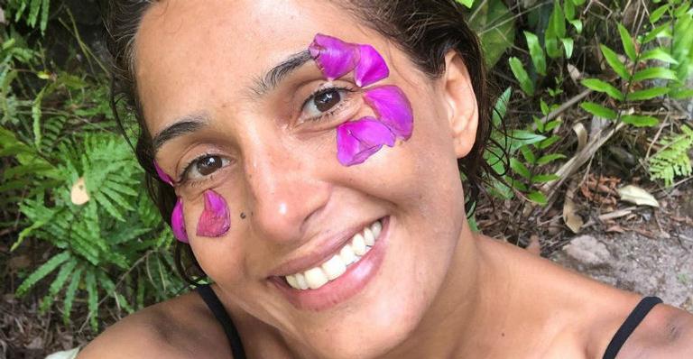 Com 42 anos, Camila Pitanga aparece em clique de biquíni e impressiona a web com barriga sarada