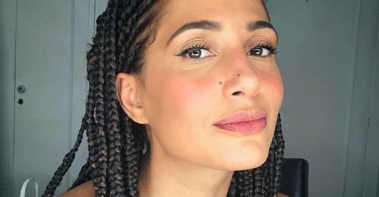 Camila Pitanga e namorada, Beatriz Coelho, se beijam em pré-estreia de peça em SP