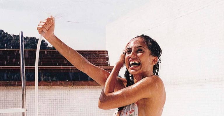 Camila Pitanga surge tomando banho de mangueira e abdômen chapado choca fãs: ”Zero barriga”