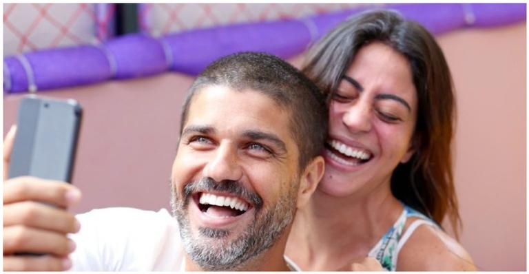 Carol Castro compartilha clique com Bruno Cabrerizo e brinca: ”Foto romântica que você respeita”