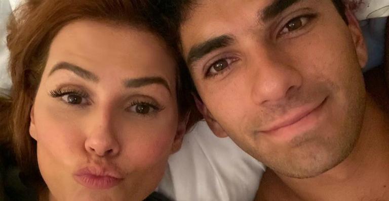 Deborah Secco surge em momento íntimo com o marido e se declara: ”Te sou”