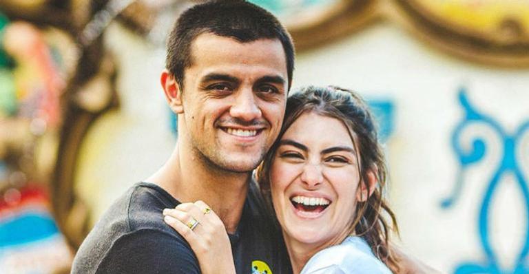 Felipe Simas e Mariana Uhmann posam juntos no banho e ela se declara: ”Te amo”