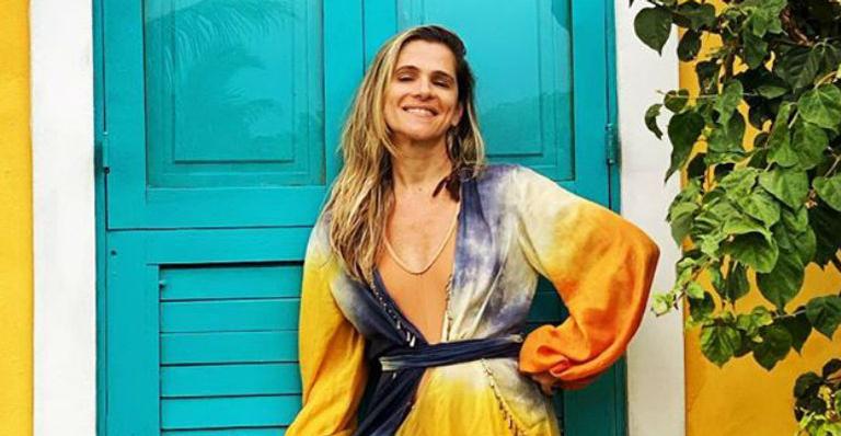 Em Paris, Ingrid Guimarães compartilha clique em posição inusitada e brinca: ”De pernas pro ar”