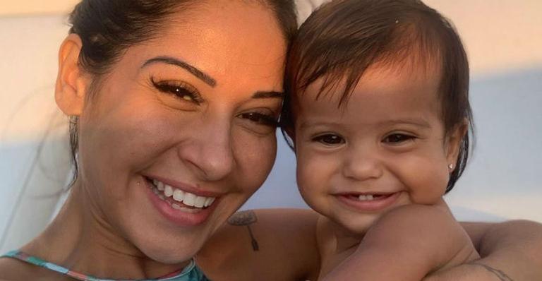 Mayra Cardi fica com a boca inchada após levar cabeçada da filha: ”Ossos do ofício de ser mãe”