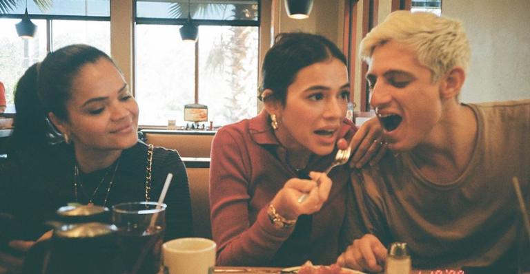 Bruna Marquezine compartilha cliques inéditos de viagem em família: ”Meu coração inteiro”