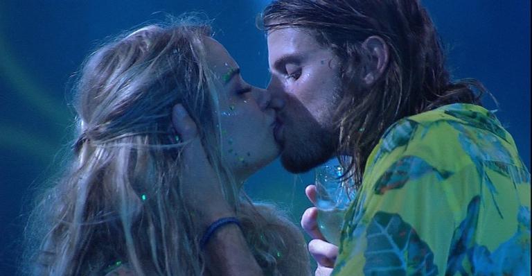 BBB20: Daniel e Marcela se beijam e brothers comemoram