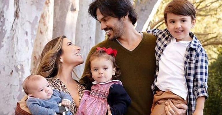 Patricia Abravanel surge andando de bicicleta com os filhos e brinca: ”Puxando meu bloquinho”