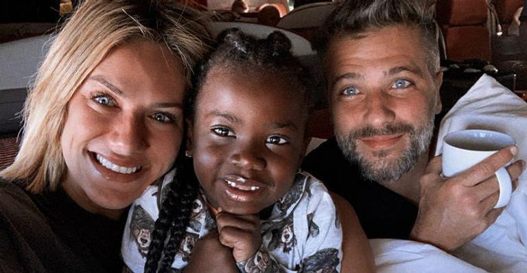 Titi surge sorridente e arranca elogios de Bruna Marquezine: ”Uma deusa”