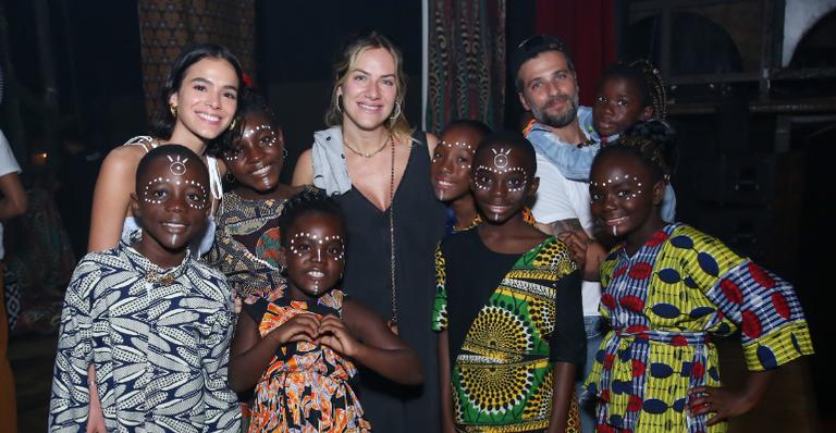 Giovanna Ewbank e Bruno Gagliasso levam os filhos em musical com elenco de refugiados