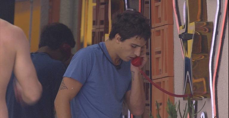 BBB20: Felipe atende o Big Fone e está imune ao paredão