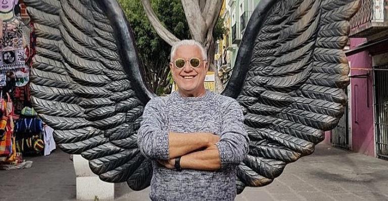 Antonio Fagundes surge com chapéu diferente e diverte fãs: ”Familiarizando com emojis”