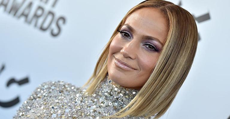 Aos 50 anos, Jennifer Lopez impressiona ao posar de biquíni mínimo: ”Inacreditável!”