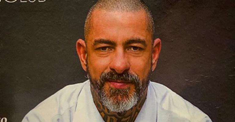 Henrique Fogaça posa sem camisa e exibe tatuagens