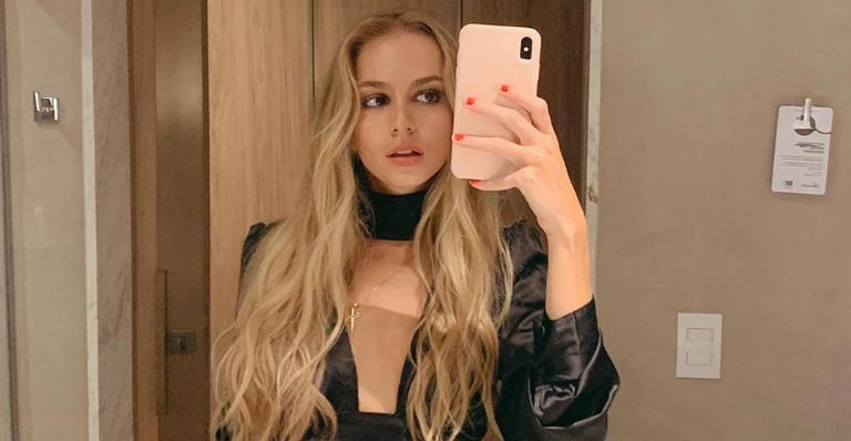 Isabella Scherer aproveita aniversário de 24 anos na piscina e fãs elogiam