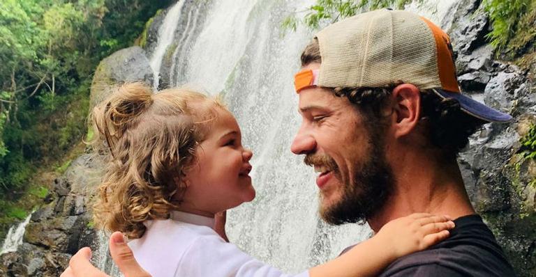 José Loreto explode o fofurômetro com registro junto da filha no pôr do sol
