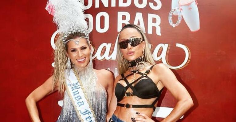 Lívia Andrade marca presença em bloquinho de Carnaval com Sabrina Sato e diverte a web
