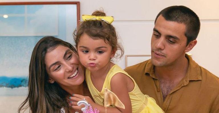 Mariana Uhlmann, esposa de Felipe Simas, posa com a filha e se declara: ”Minha boneca”