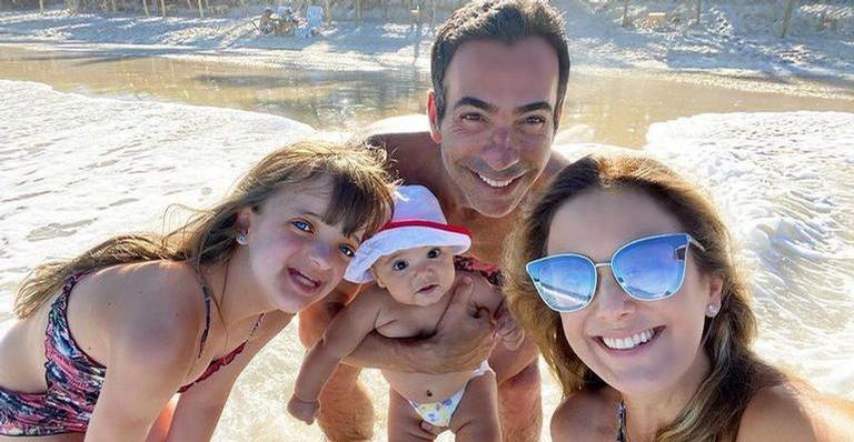 Com as filhas e Cesar Tralli, Ticiane Pinheiro curte o aniversário das gêmeas de Fabiana Justus