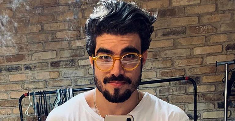 Na Índia, Caio Castro posa na nascente do rio Ganges e impressiona internautas