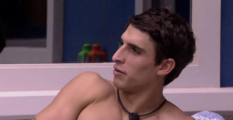 BBB20: No quarto, Felipe provoca Daniel: ”Está beijando na boca e eu não”