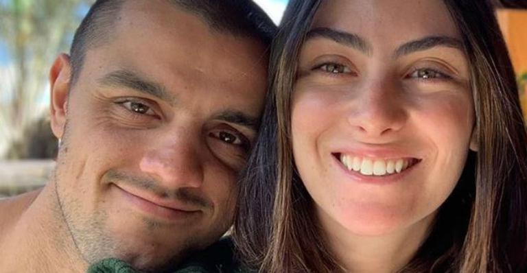 Na reta final da gravidez, Felipe Simas se declara para a esposa