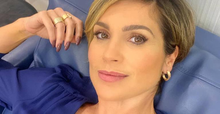 Flavia Alessandra exibe look despojado com hit do momento: ”Cabelo ok, sobrancelha ok”