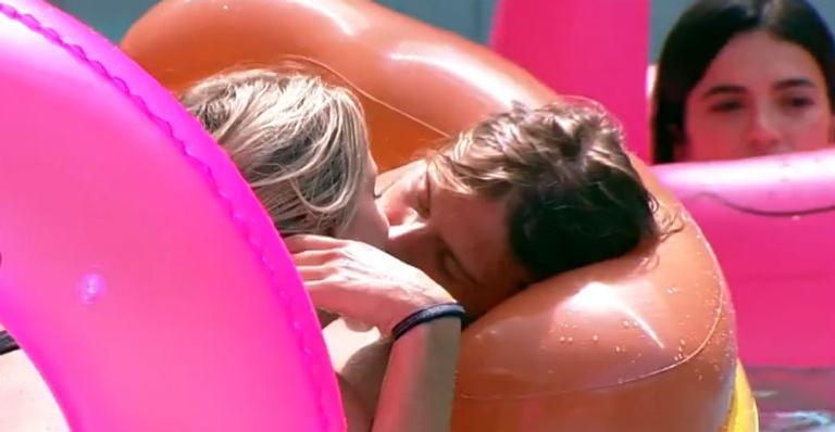 BBB20: Gizelly se incomoda com beijo de Marcela e Daniel: ”Vai um edredom aí?”