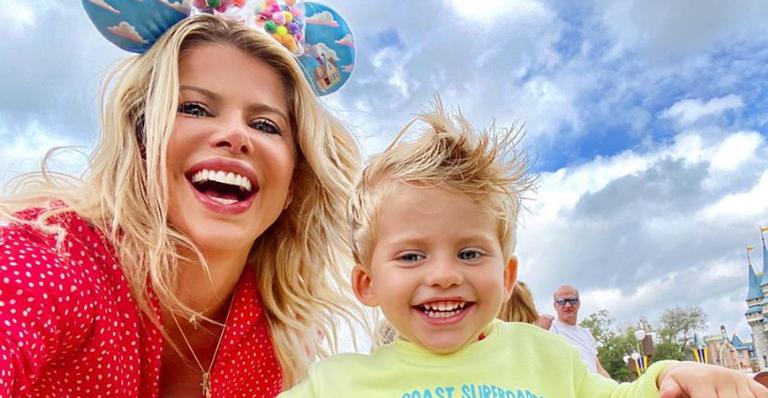 Karina Bacchi surge em momento íntimo com o filho e fala sobre maternidade: ”É aprendizado”