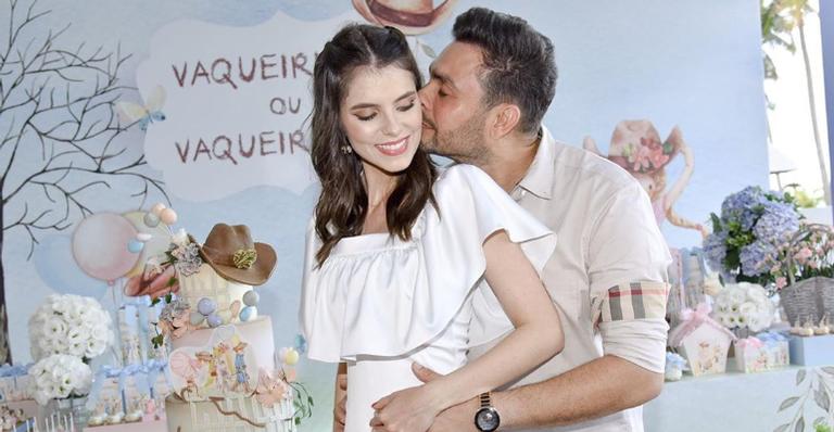 Mano Walter e esposa descobrem o sexo do bebê em chá revelação: ”Vaqueirinho ou vaqueirinha?”