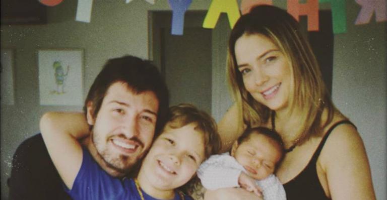 Vinicius Martinez encanta com clique fofo do filho Valentin e web reage: ”Que coisa mais linda”