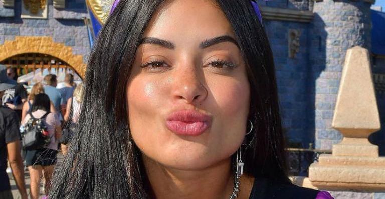 Após treinos intensos, Aline Riscado exibe corpão musculoso e choca internautas: ”Partiu Carnaval”