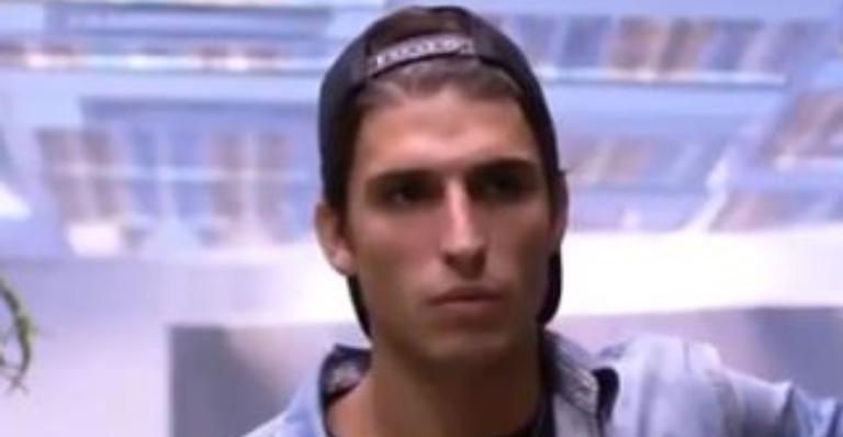 BBB20: Durante desabafo, Felipe dispara sobre Gizelly: ”Não é mulher digna do meu respeito”