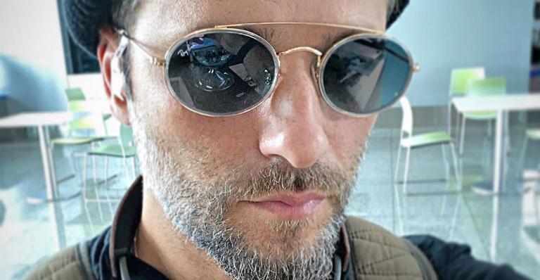 Bruno Gagliasso aparece com cara de bravo em cliques e diverte os seguidores ao revelar o motivo