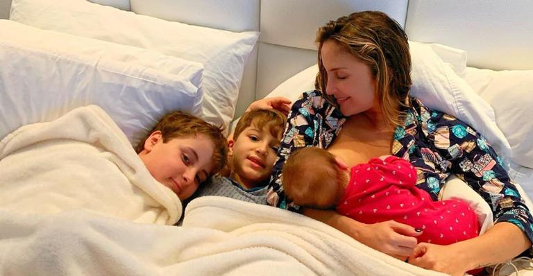 Claudia Leitte surge amamentando filha ao lado dos filhos e encanta seguidores