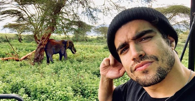 Caio Castro comenta sobre o frio ao posar em meio aos Himalaias
