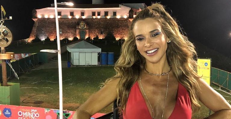 Grávida, Dany Bananinha brinca ao exibir look e barriguinha: ”Quando eu tento fazer a blogueira”