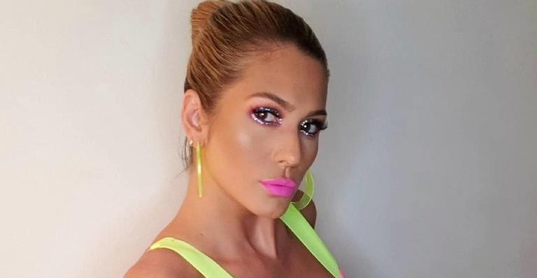 De look neon, Lívia Andrade se exibe toda e chama muita atenção com corpão