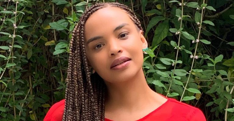 Na Espanha, Lucy Ramos posa ao lado de estátua famosa e encanta web: ”Não canso de admirar”