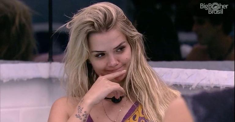 Marcela exibe corpão ao nadar com maiô decotadíssimo no BBB 20