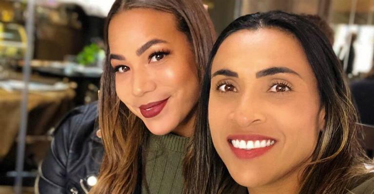 Comemorando o aniversário juntas, Marta e namorada, Toni Pressley, trocam declarações na web