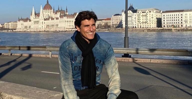 De férias na Espanha, Reynaldo Gianecchini encanta ao posar para clique