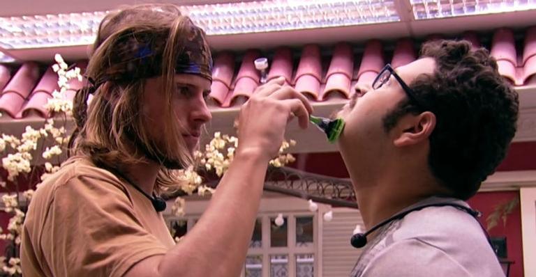 BBB20: Com ajuda de Daniel, Victor Hugo renova o visual
