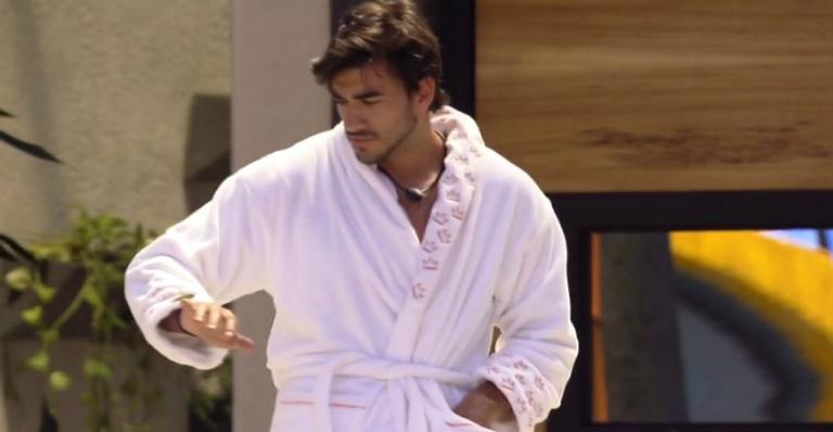 BBB 20: Guilherme é acompanhado por ‘grilo da sorte’ e dispara: ”Hoje eu ganho a Prova do Líder”